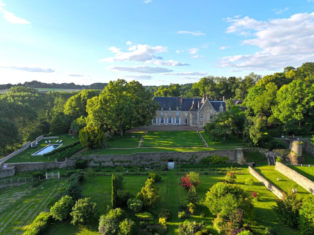 Luftaufnahme des Château de la Barre mit Terrassengärten, Rasenflächen und Pool