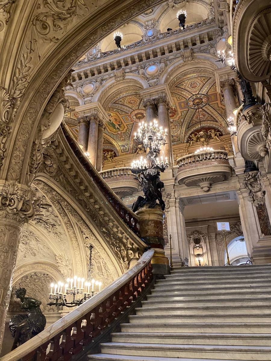 Le grand escalier de l'Opéra Garnier à Paris, ses marches de marbre, ses lustres et ses plafonds peints
