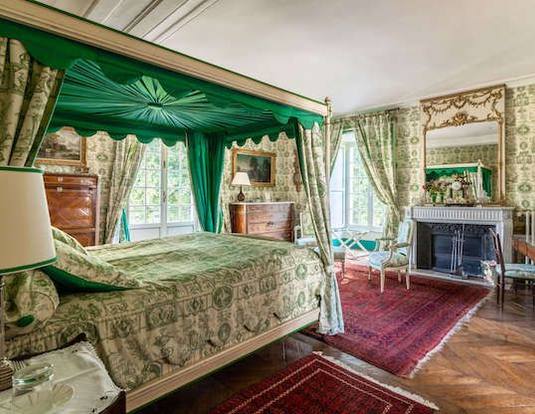 Chambre Esprit de Jouy Verte: canopy bed with green drapes, fireplace and toile de Jouy walls