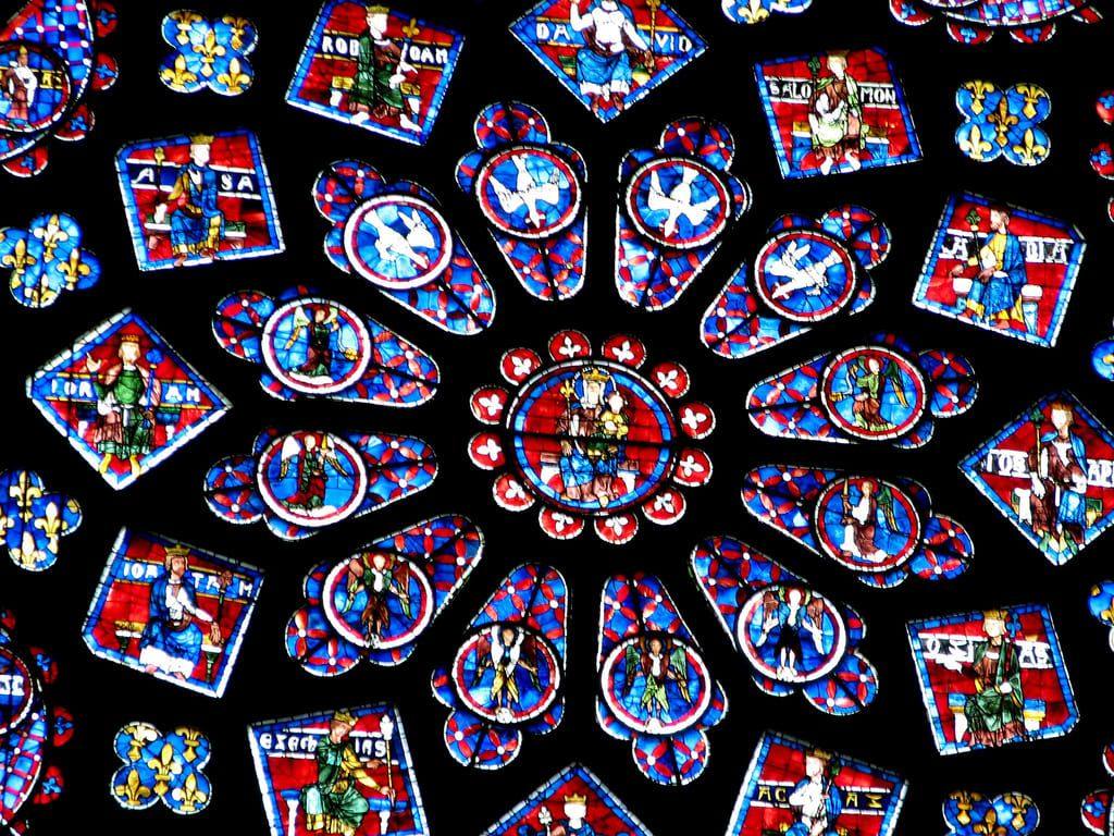 Rosace médiévale en vitrail avec rois, colombes et fleurs de lys