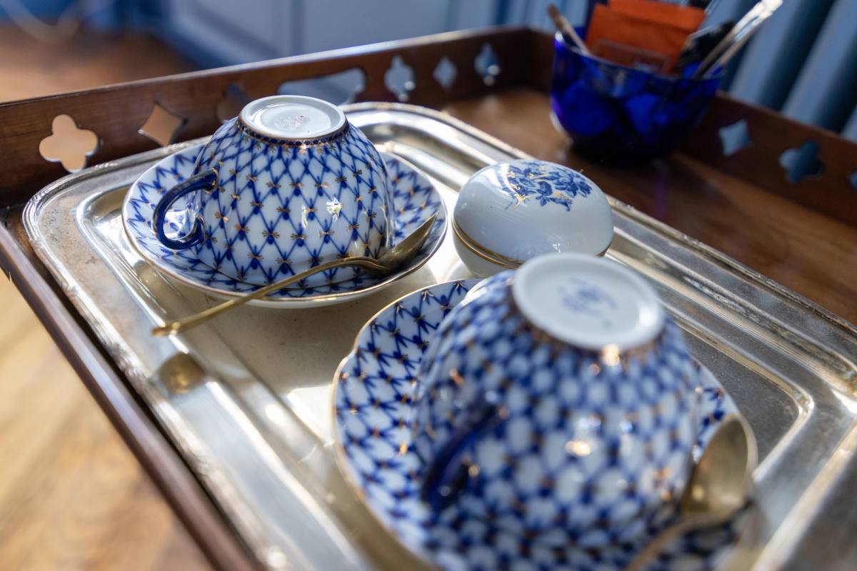 Lomonosov cobalt net porcelain teacups on a silver tray, Chambre Marin de Vanssay