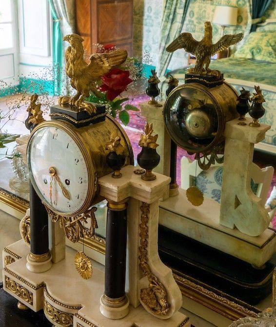 Kaminuhren aus Marmor und Goldbronze mit Adlern und roten Rosen, Chambre Esprit de Jouy Verte