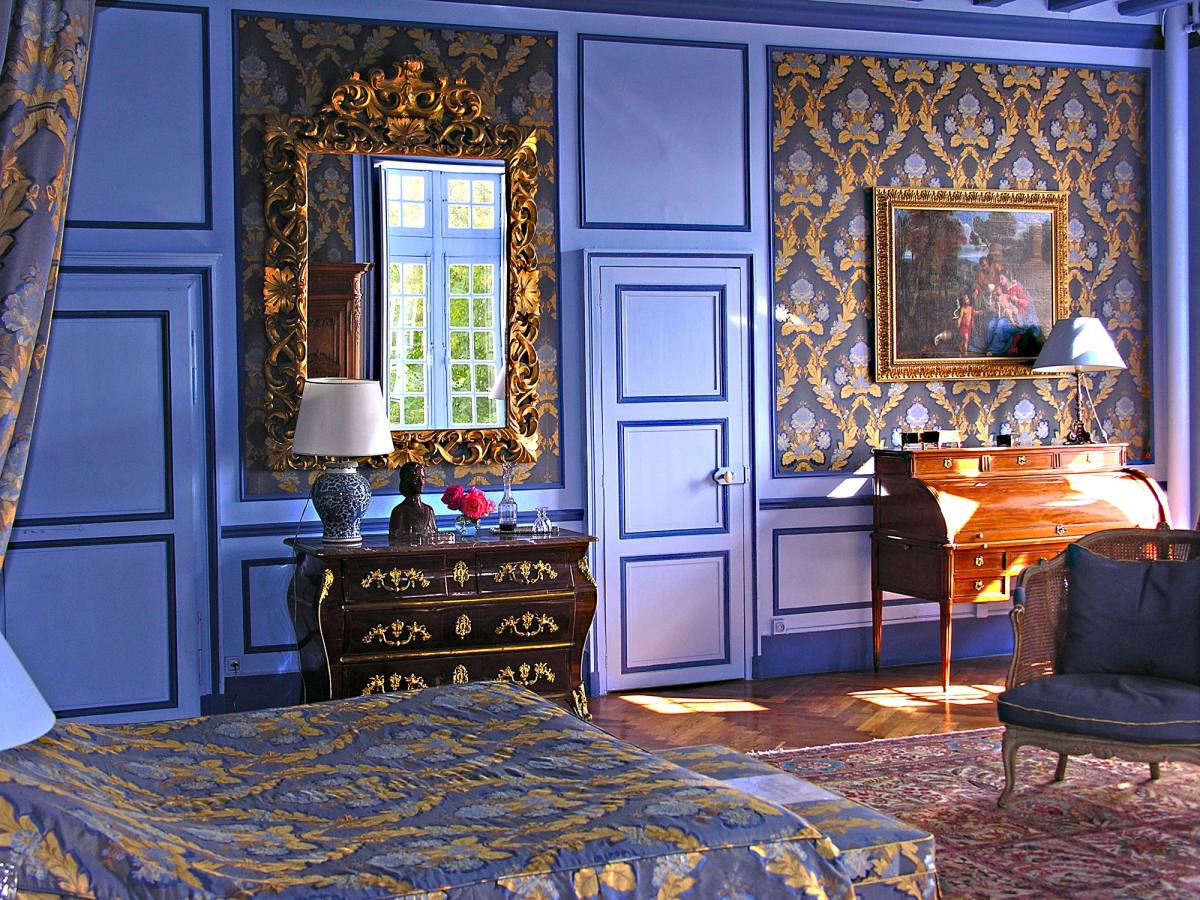 Chambre Marin de Vanssay: blue panelling, damask walls, gilded mirror and writing desk