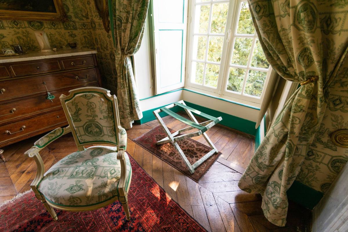 Louis XVI armchair, chest of drawers and luggage rack seen from above, Chambre Esprit de Jouy Verte