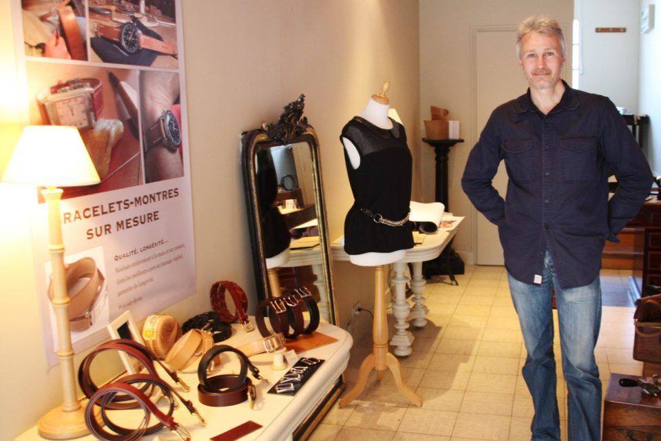 Un artisan maroquinier dans sa boutique de bracelets-montres sur mesure et de ceintures