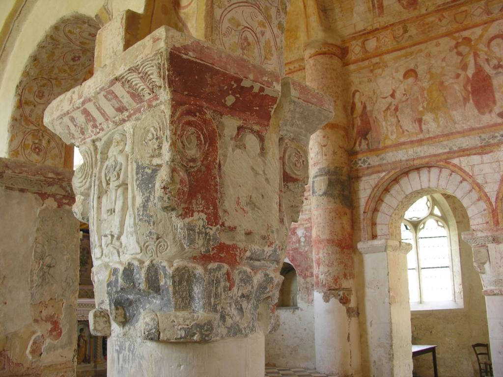 Intérieur roman d'une église de Lavardin, pilier sculpté et peintures murales médiévales
