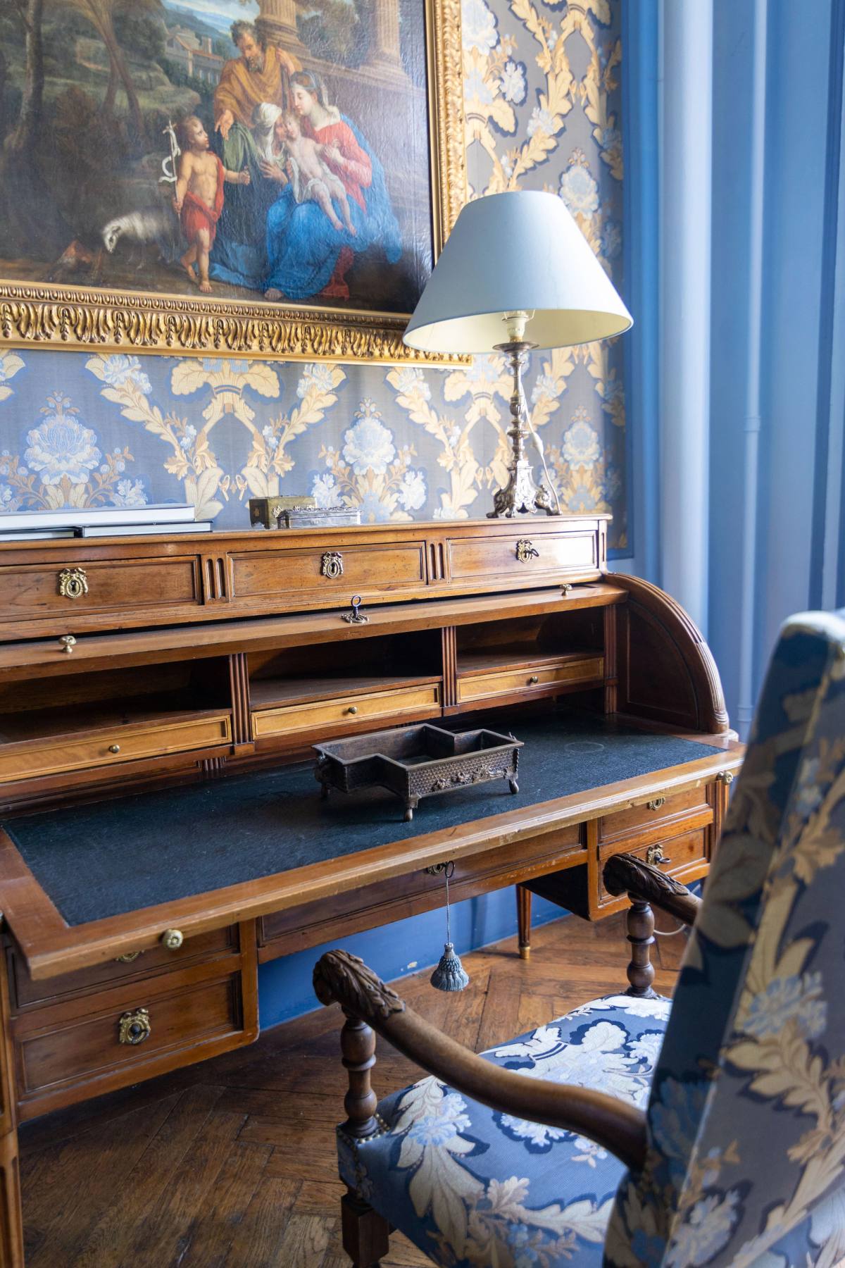 Louis XVI roll-top desk beneath an old painting, damask armchair, Chambre Marin de Vanssay