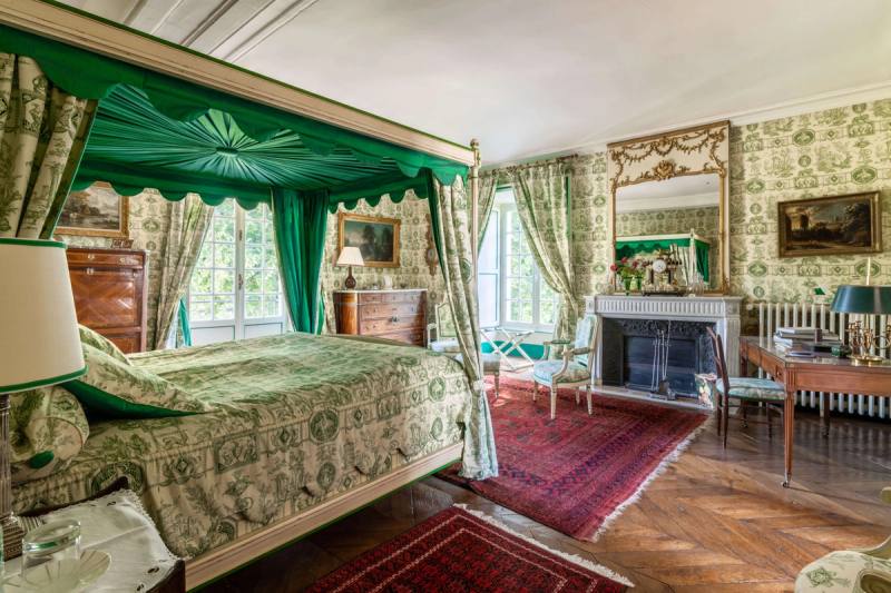 Chambre Esprit de Jouy Verte: canopy bed with green drapes, fireplace and toile de Jouy walls