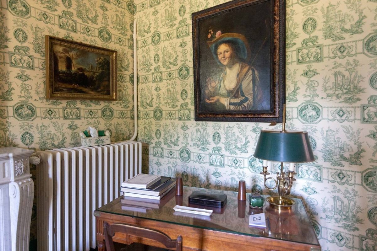 Dutch portrait above a tric-trac table with a green bouillotte lamp, Chambre Esprit de Jouy Verte