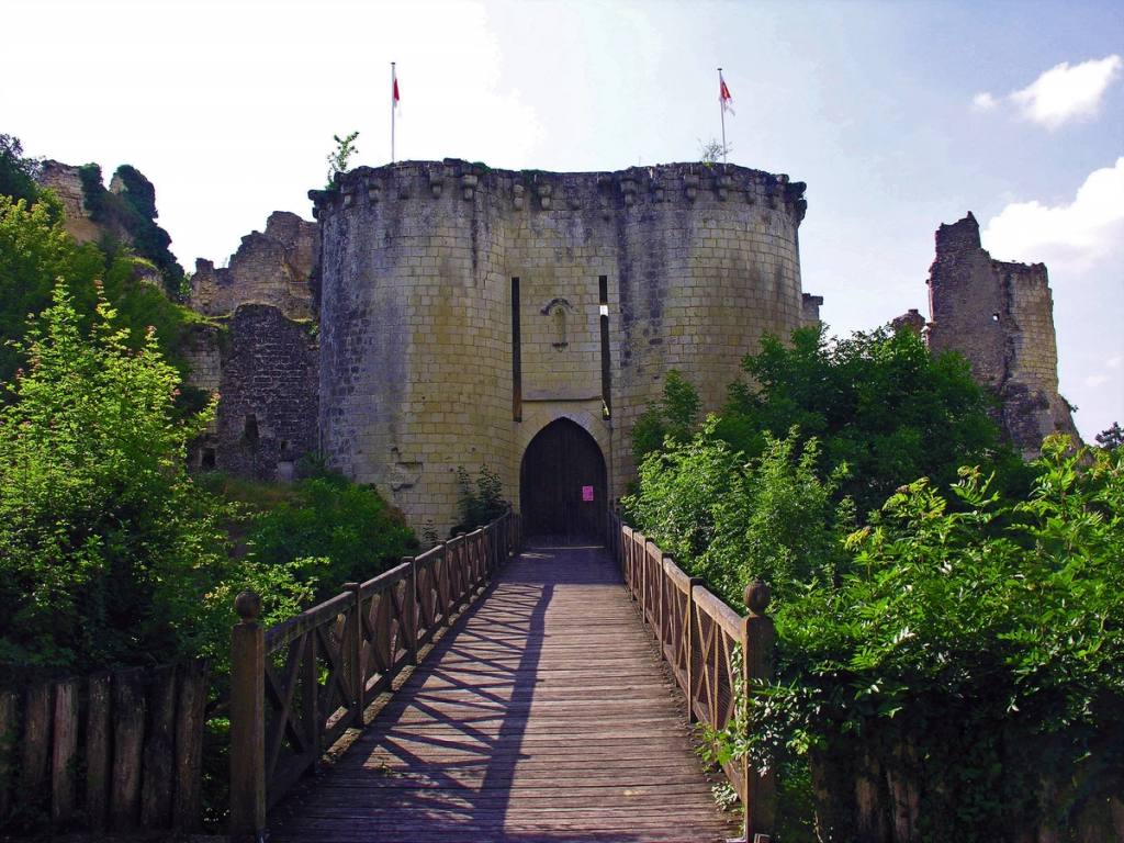 Ruines du château de Lavardin, sa tour-porte et sa passerelle en bois