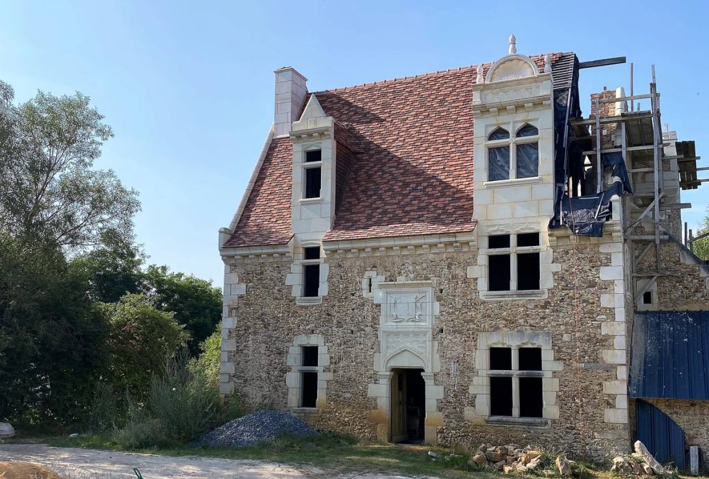 Manoir en pierre de style Renaissance en cours de restauration, toit refait et échafaudage sur un côté