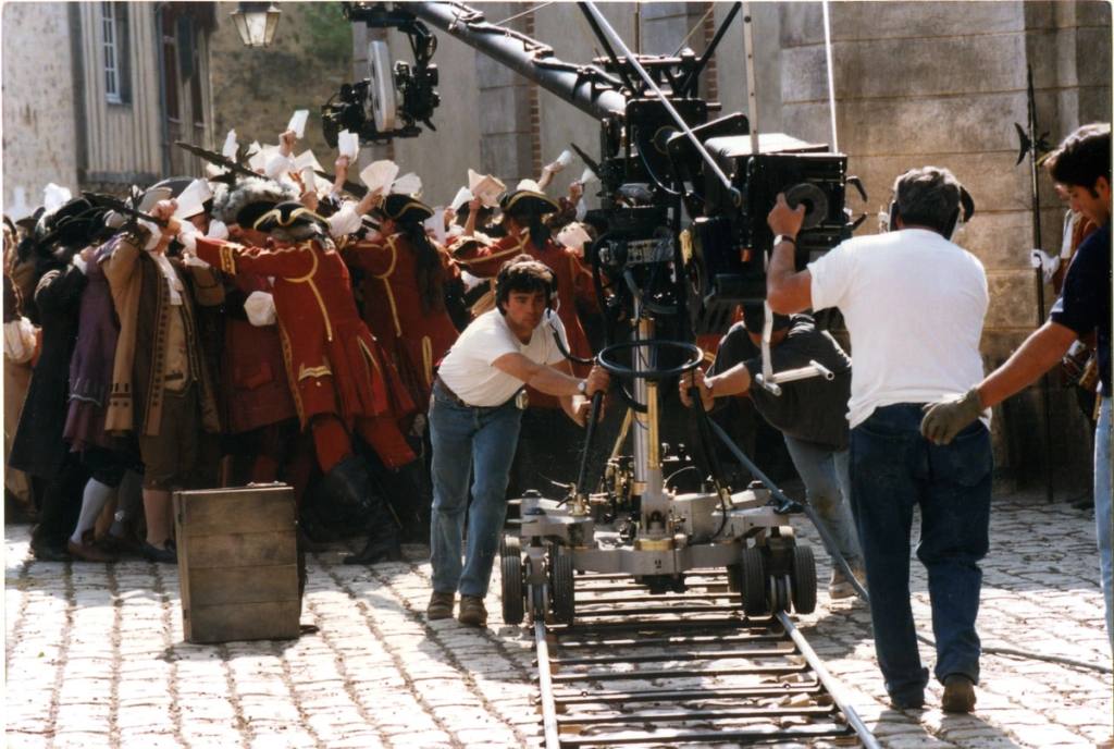 Tournage du film Le Bossu : caméra sur rails et figurants en costume d'époque dans une rue pavée