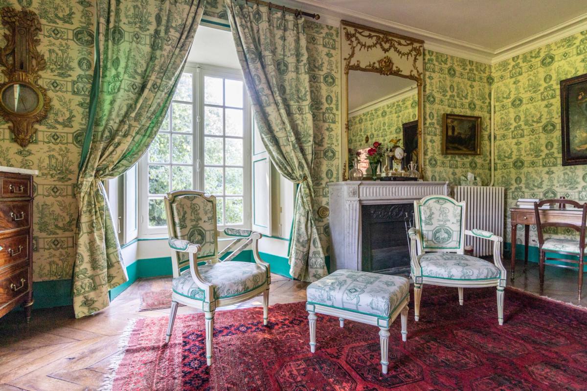 Louis XVI armchairs and footstool by the fireplace and windows, Chambre Esprit de Jouy Verte