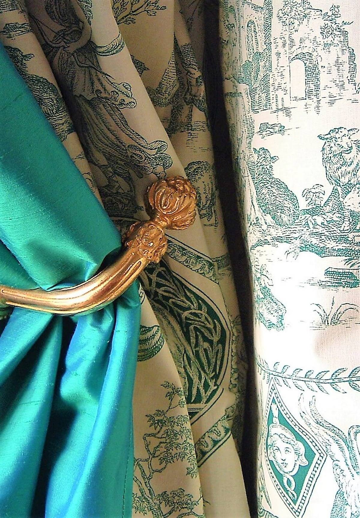Green toile de Jouy and teal silk curtains held by a gilt tieback, Chambre Esprit de Jouy Verte