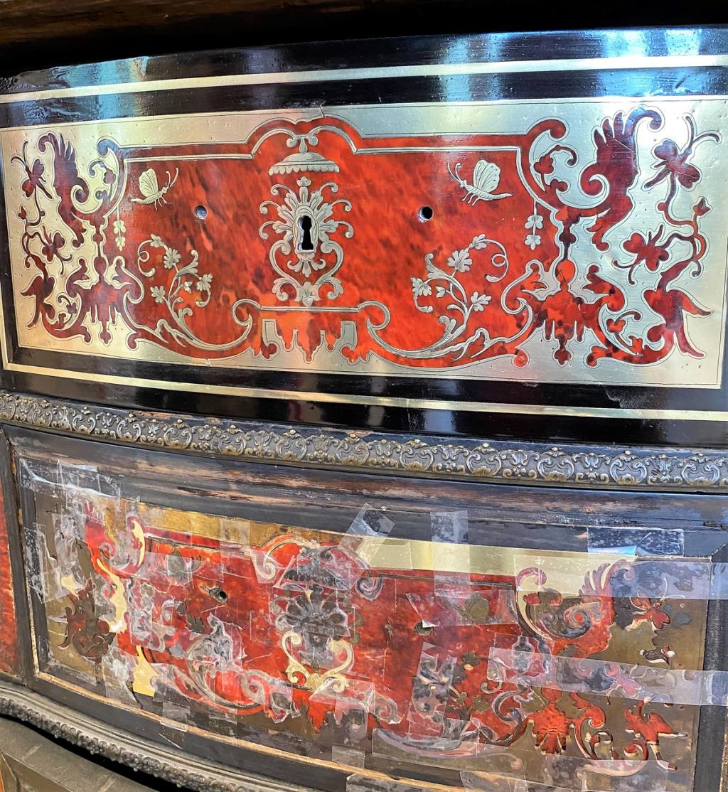 Commode Boulle en marqueterie d'écaille rouge et de laiton, tiroir inférieur protégé par du ruban adhésif