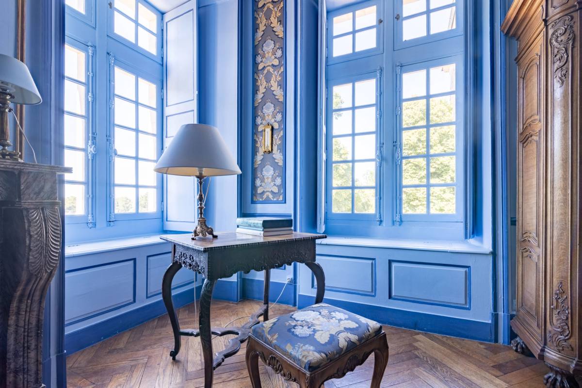 Small Italian table and lamp in the bright window corner of the Suite Marin de Vanssay