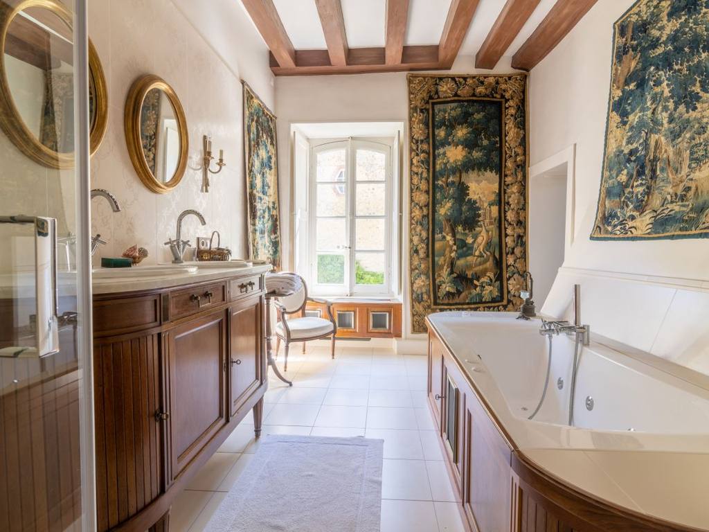 Bathroom with beamed ceiling, tapestries, wooden vanity and large bathtub, Chambre Marin de Vanssay