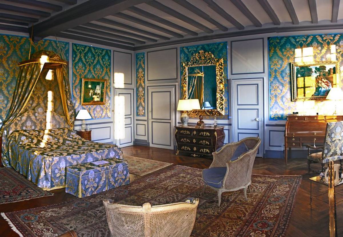 Chambre Marin de Vanssay: crowned canopy bed, damask walls, beamed ceiling and Persian rugs