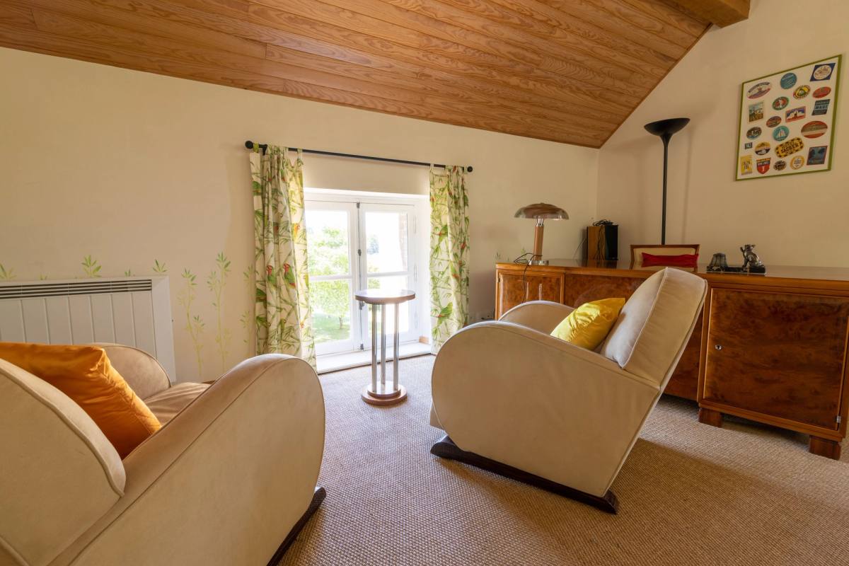 Gîte Les Lilas: pair of cream Art Deco armchairs in the attic bedroom
