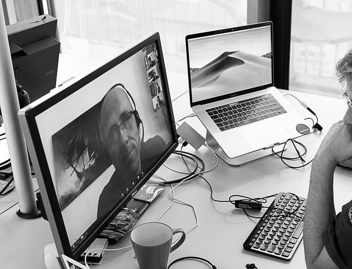 Softwareentwickler der Webagentur mindmatters arbeitet fokussiert im Remote-Setup