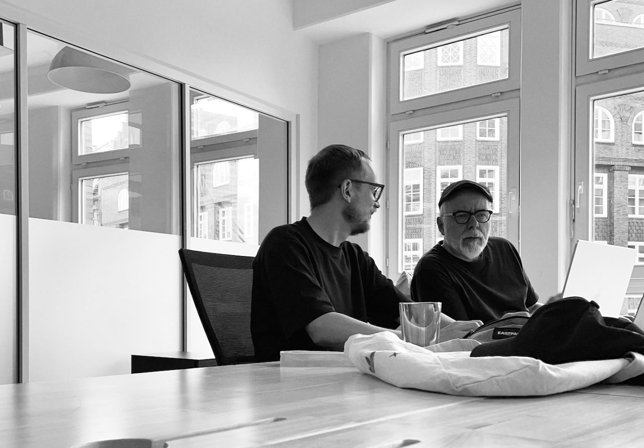 Zwei mindmatters-Kollegen bei der Arbeit mit KI Prototyping