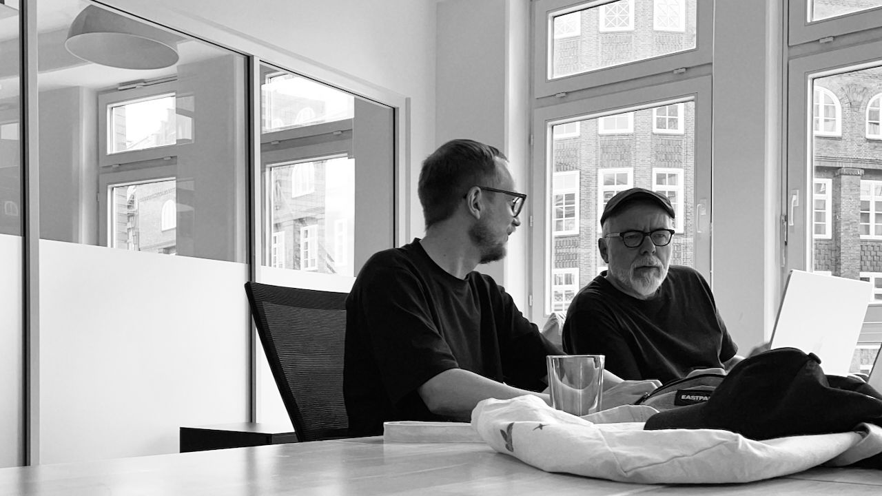 Zwei mindmatters-Kollegen bei der Arbeit mit KI Prototyping