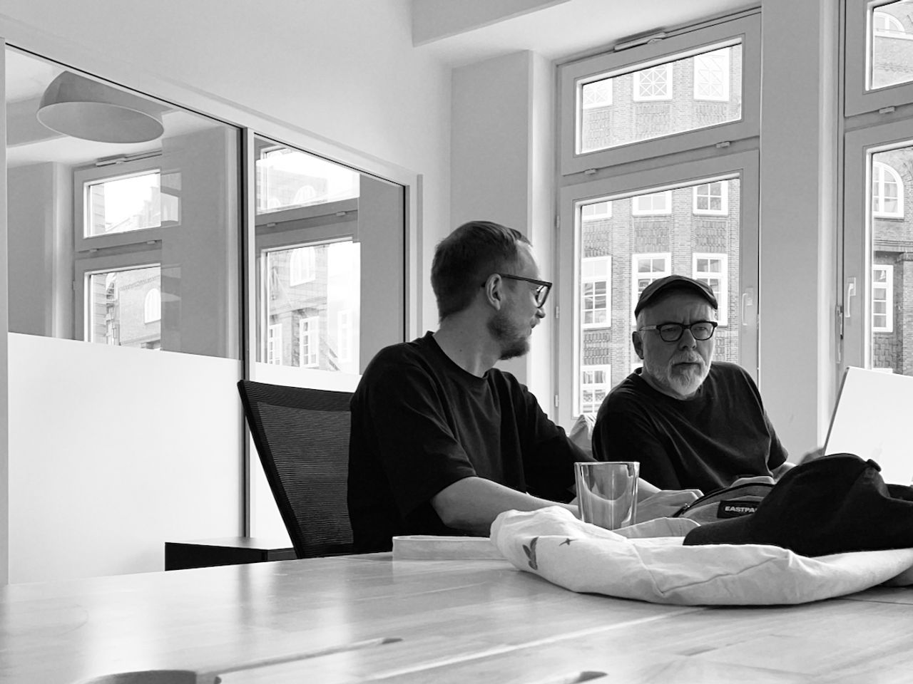 KI-Prototyping in der Softwareentwicklung hilft dabei, bessere Fragen zu stellen Zwei mindmatters-Kollegen beim KI Prototyping