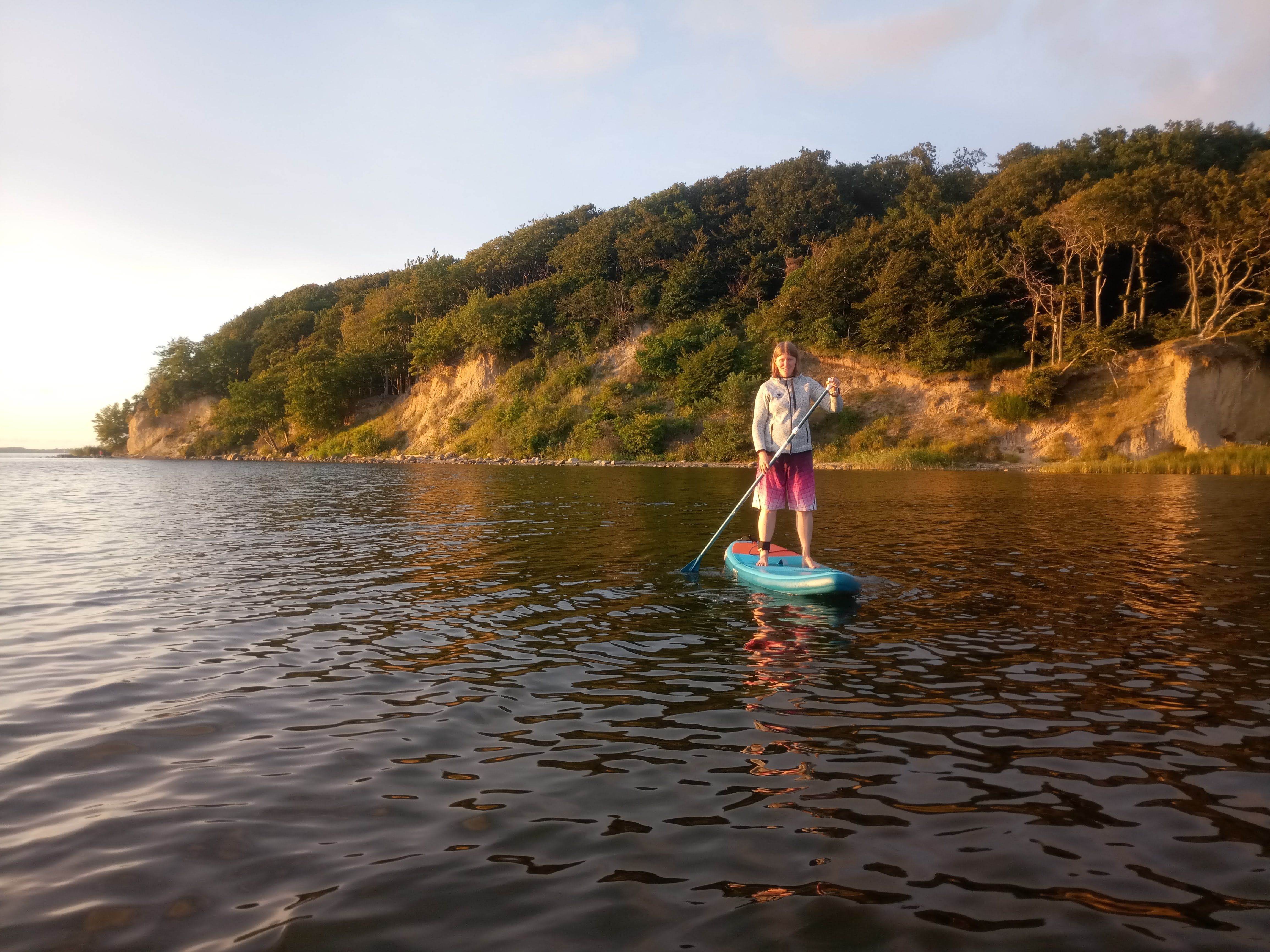 Eine abendliche SUP-Runde direkt vor dem Coworking-Space
