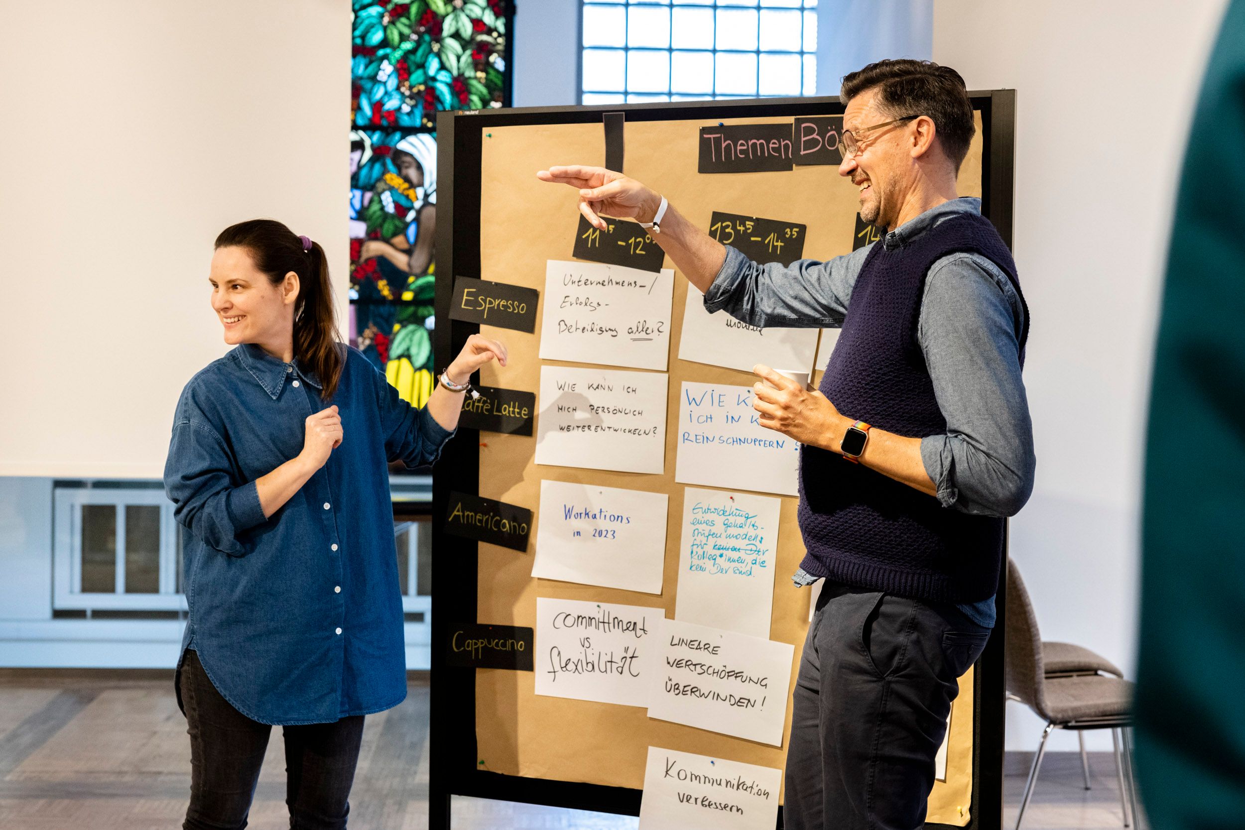 Team vor Metaplanwand Innovationsworkshop mindmatters