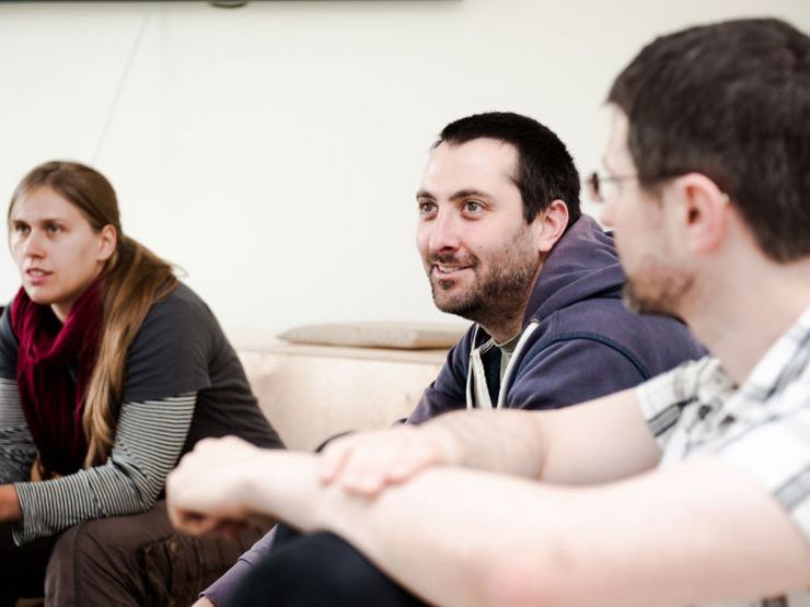 Bild von Mitarbeitern in einem Meeting