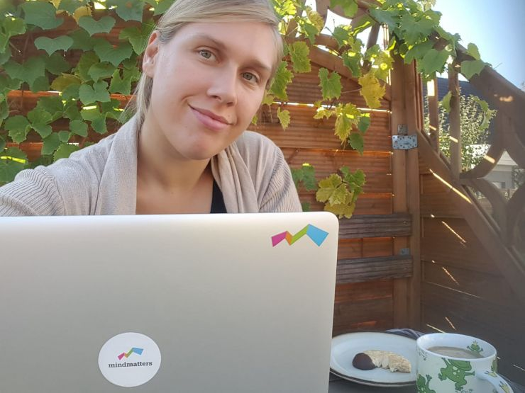 Bild einer Mitarbeiterin im Garten bei der Arbeit