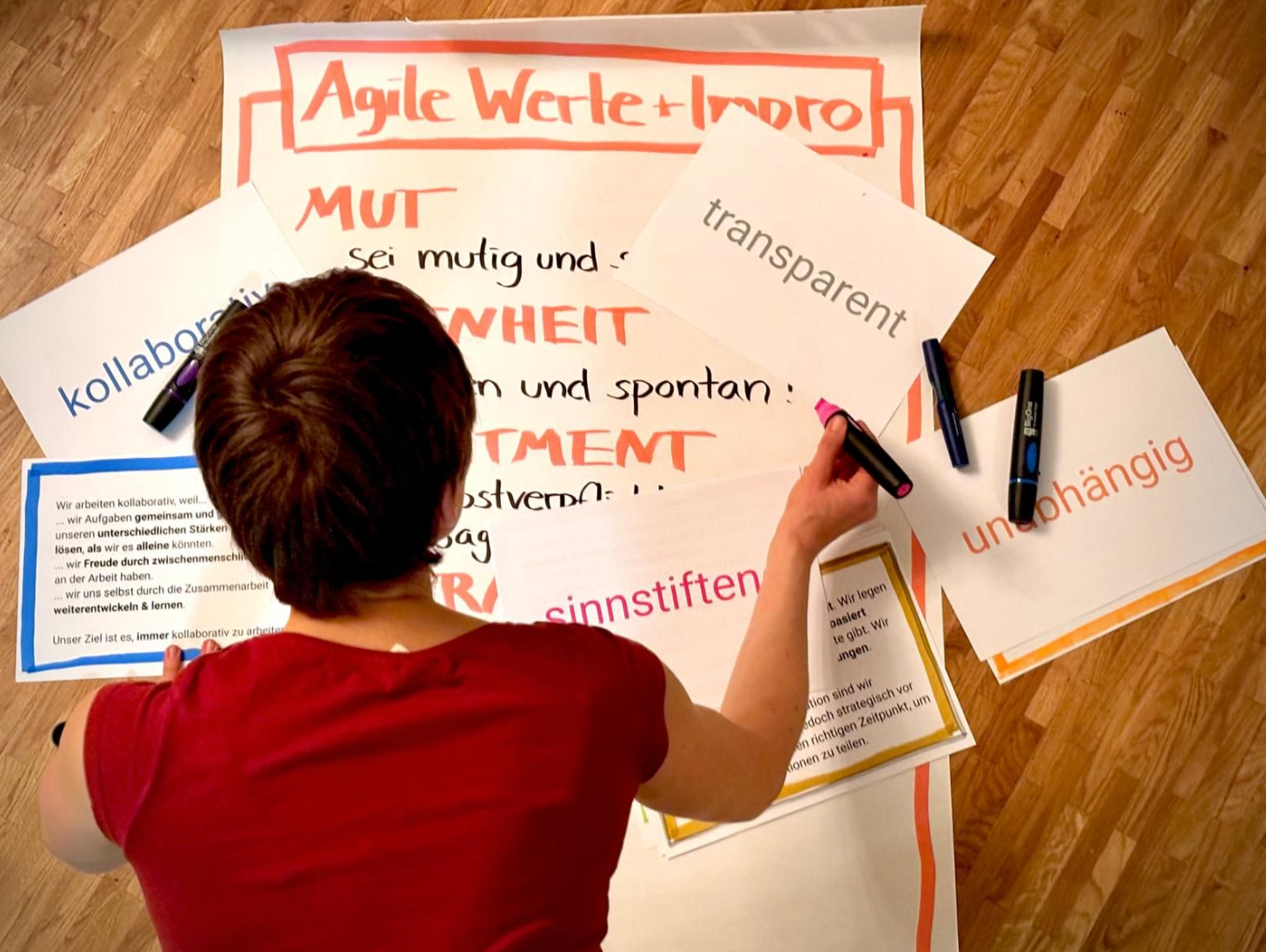 Moderatorin über Arbeitsmaterialien 