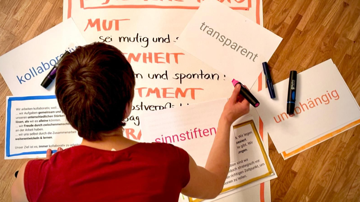 Moderatorin über Arbeitsmaterialien