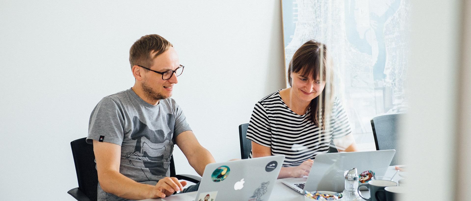 Bild zweier Mitarbeiter bei der Arbeit