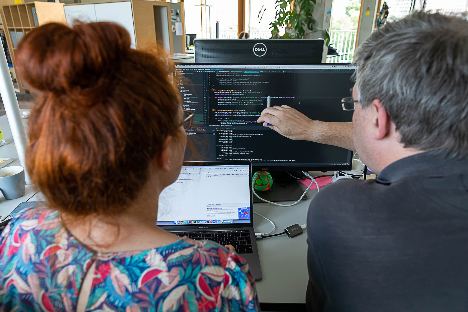 Softwareentwickler in Hamburg bei der Auswahl der passenden Technologien für Web- und Mobile-Anwendungen