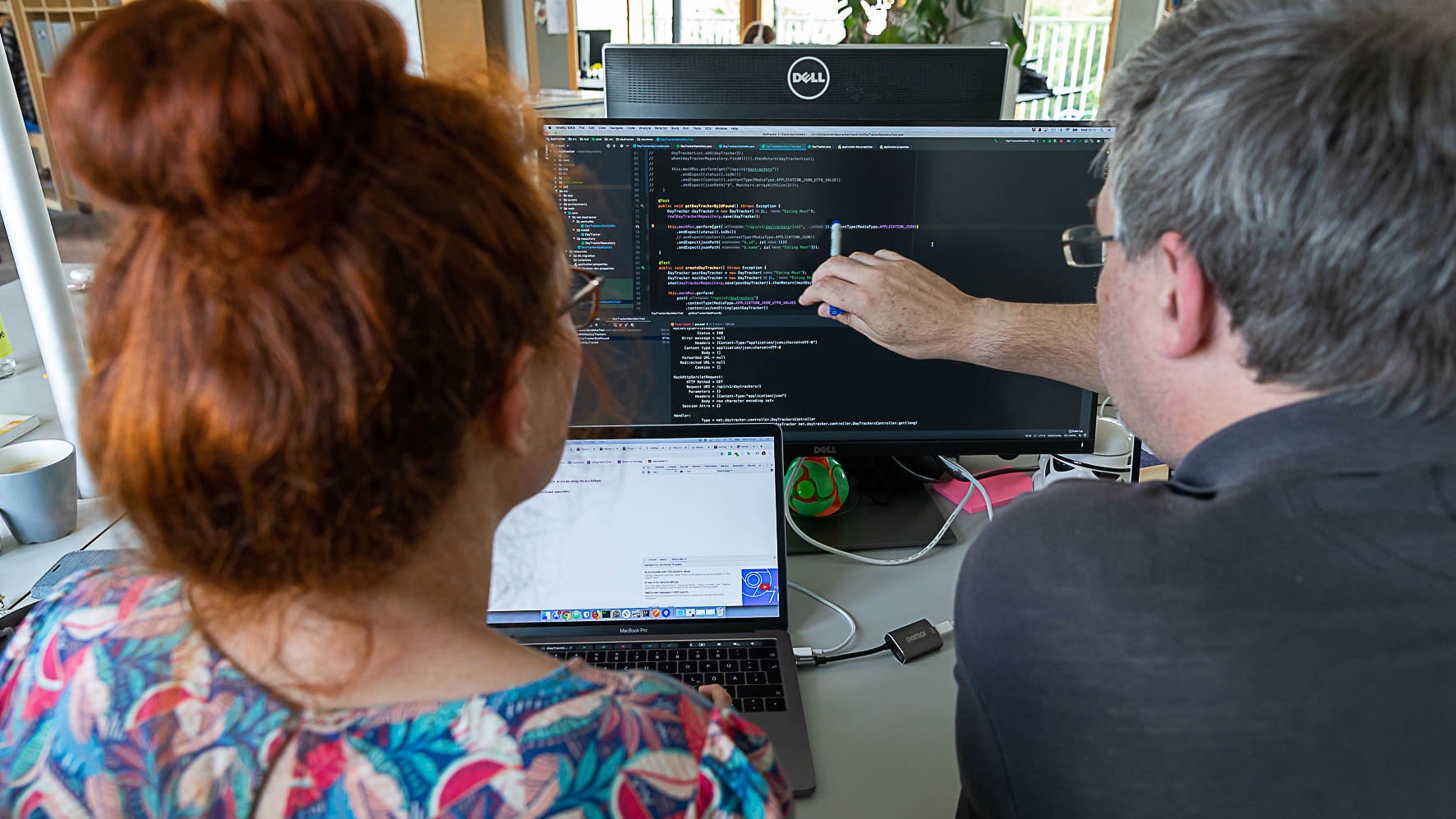 Bilder zweier Entwickler*innen beim Pair-Programming