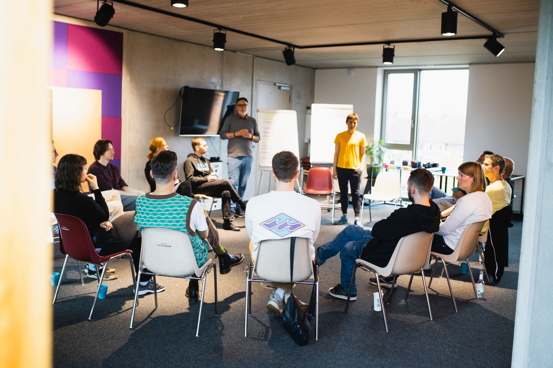 Teamworkshop im Stuhlkreis – mindmatters Mitarbeitende beim Erfahrungsaustausch zur Stärkung von Teams