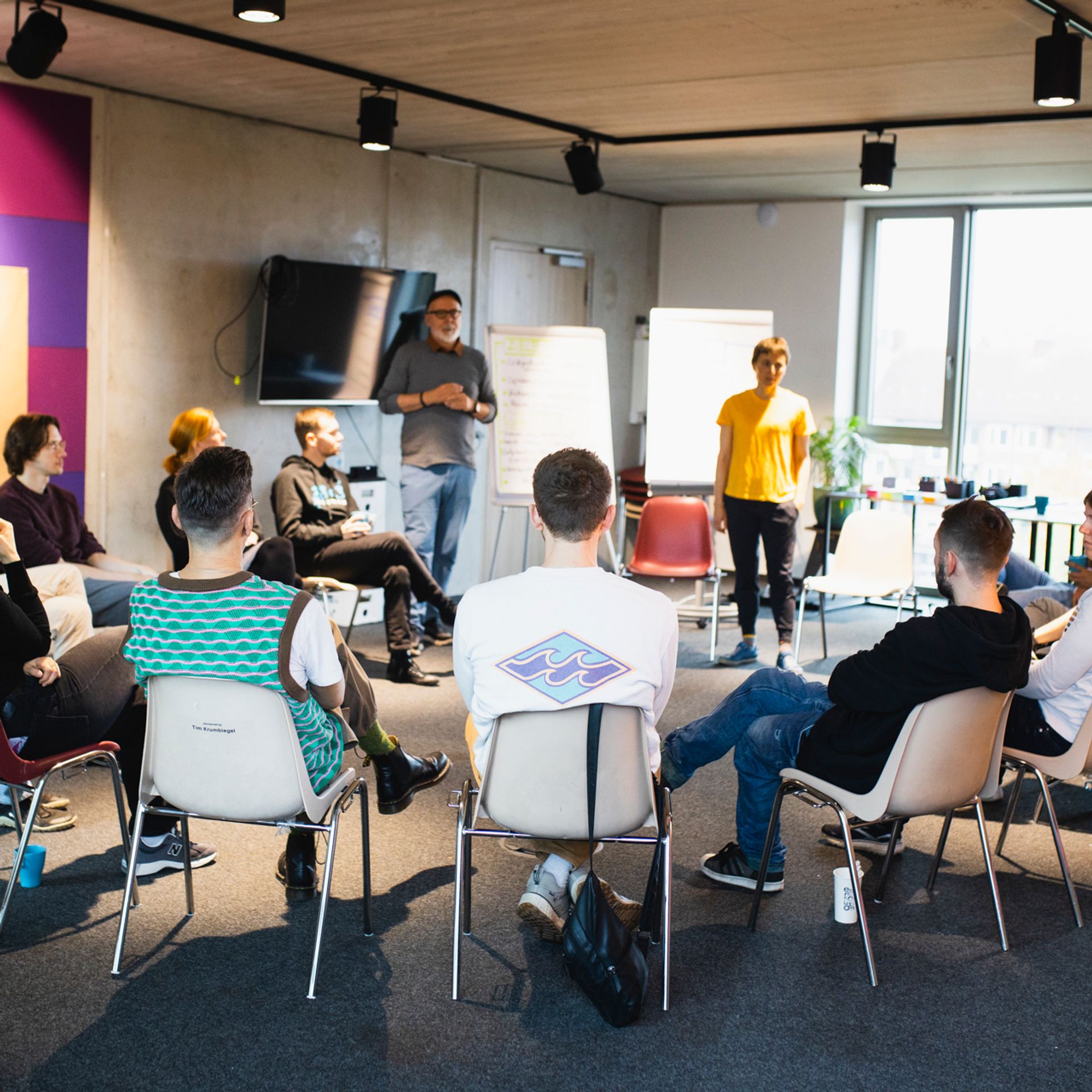 Teams befähigen durch gemeinsame Arbeit und agile Formate – Teamworkshop bei mindmatters Teamworkshop im Stuhlkreis – mindmatters Mitarbeitende beim Erfahrungsaustausch zur Stärkung von Teams