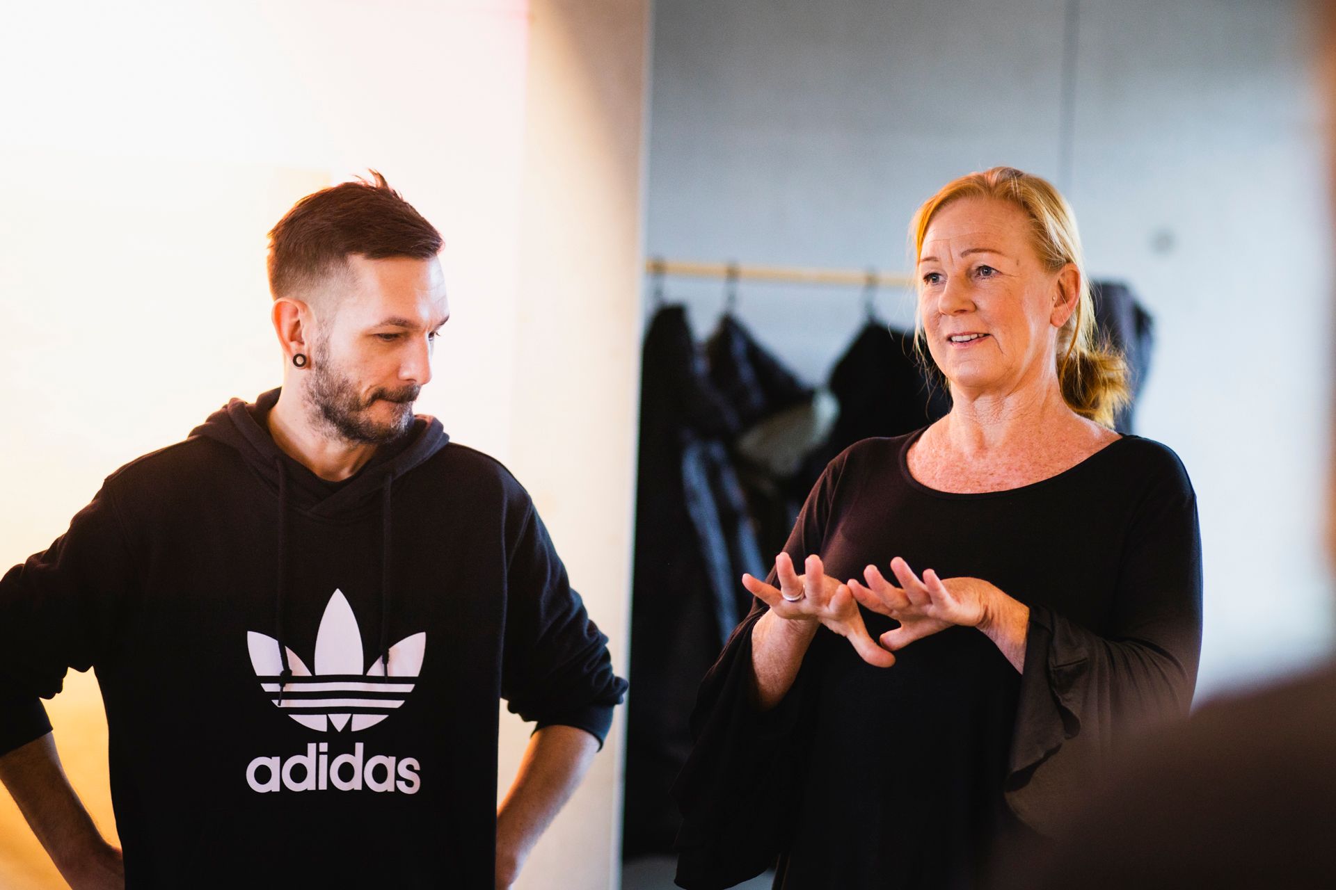 Kundin erklärt Softwareentwickler bei mindmatters ihre digitale Produktidee