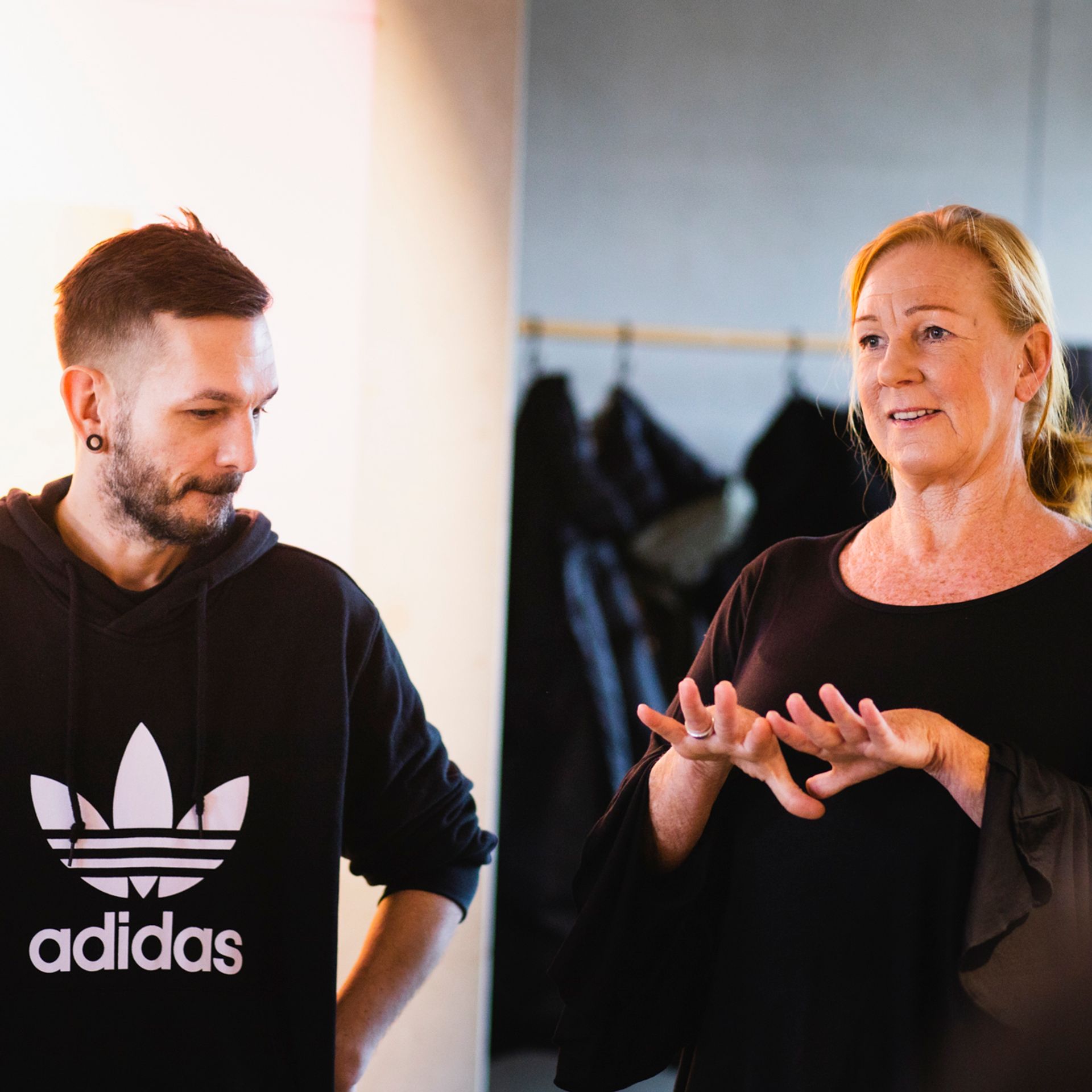 Gemeinsam digitale Produkte entwickeln – Kundenworkshop bei mindmatters Hamburg Kundin erklärt Softwareentwickler bei mindmatters ihre digitale Produktidee