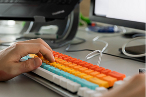 App Programmierer am Tippen in unserer App Entwicklung Agentur