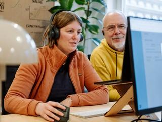 Zwei Devs bei der Entwicklung eine Mobile App