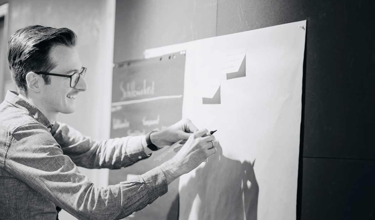 Facilitator beim agilen Workshop mit Metaplanwand und Haftnotizen