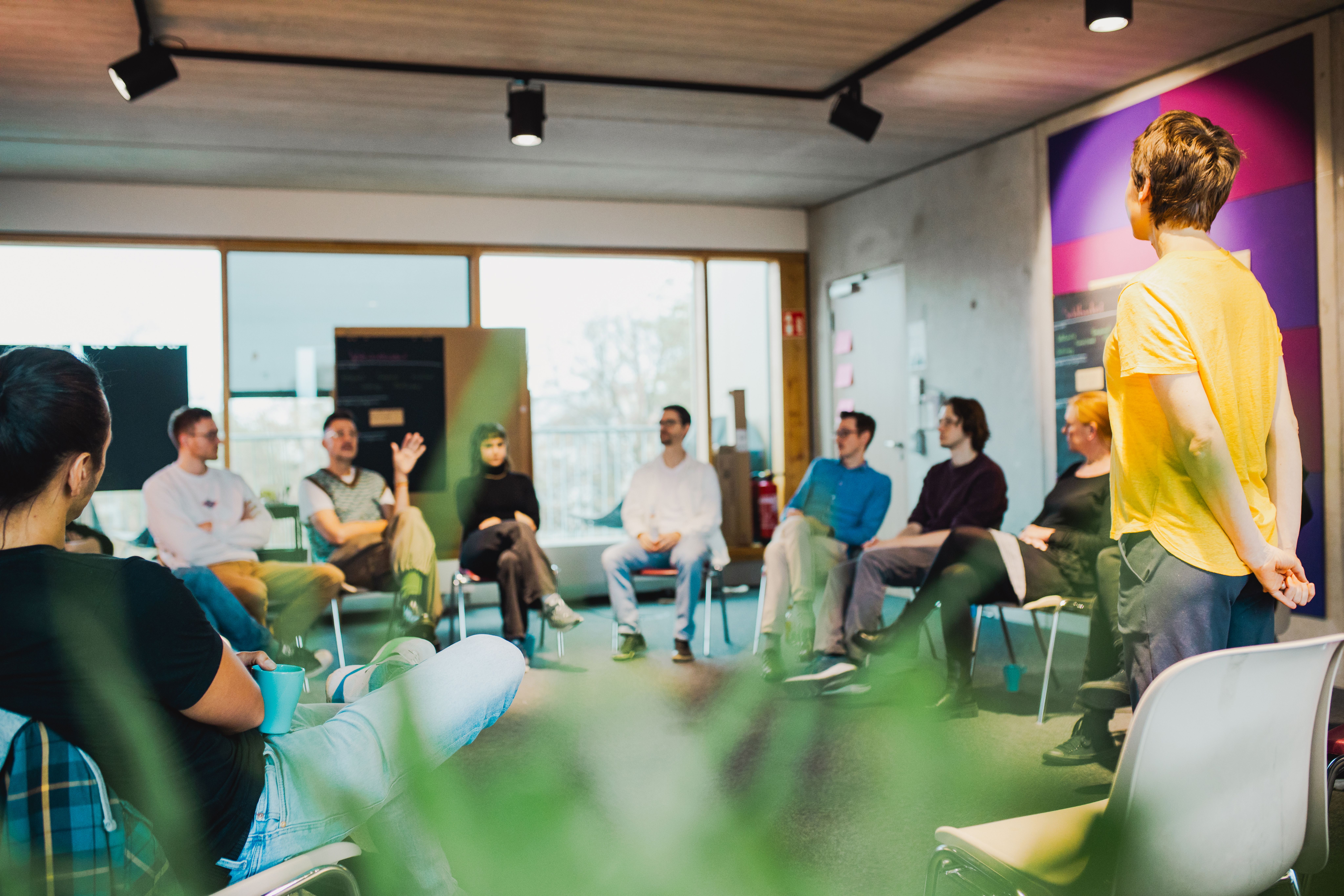 Entwicklungsteam in offener Besprechung mit dem Unternehmen des Kunden