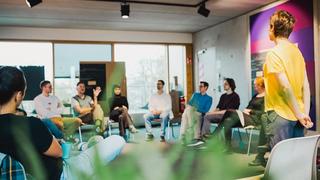 Durch die enge Zusammenarbeit entstand ein besseres Verständnis zwischen Softwareentwickler:innen und Kunden Das Entwicklungsteam im Dialog mit dem Kunden