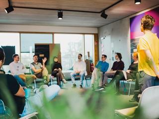 Kunde und externer Dienstleister teilen das gleiche Verständnis von effektiver und nutzerzentrierter Softwareentwicklung. Entwicklungsteam in offener Besprechung mit dem Unternehmen des Kunden