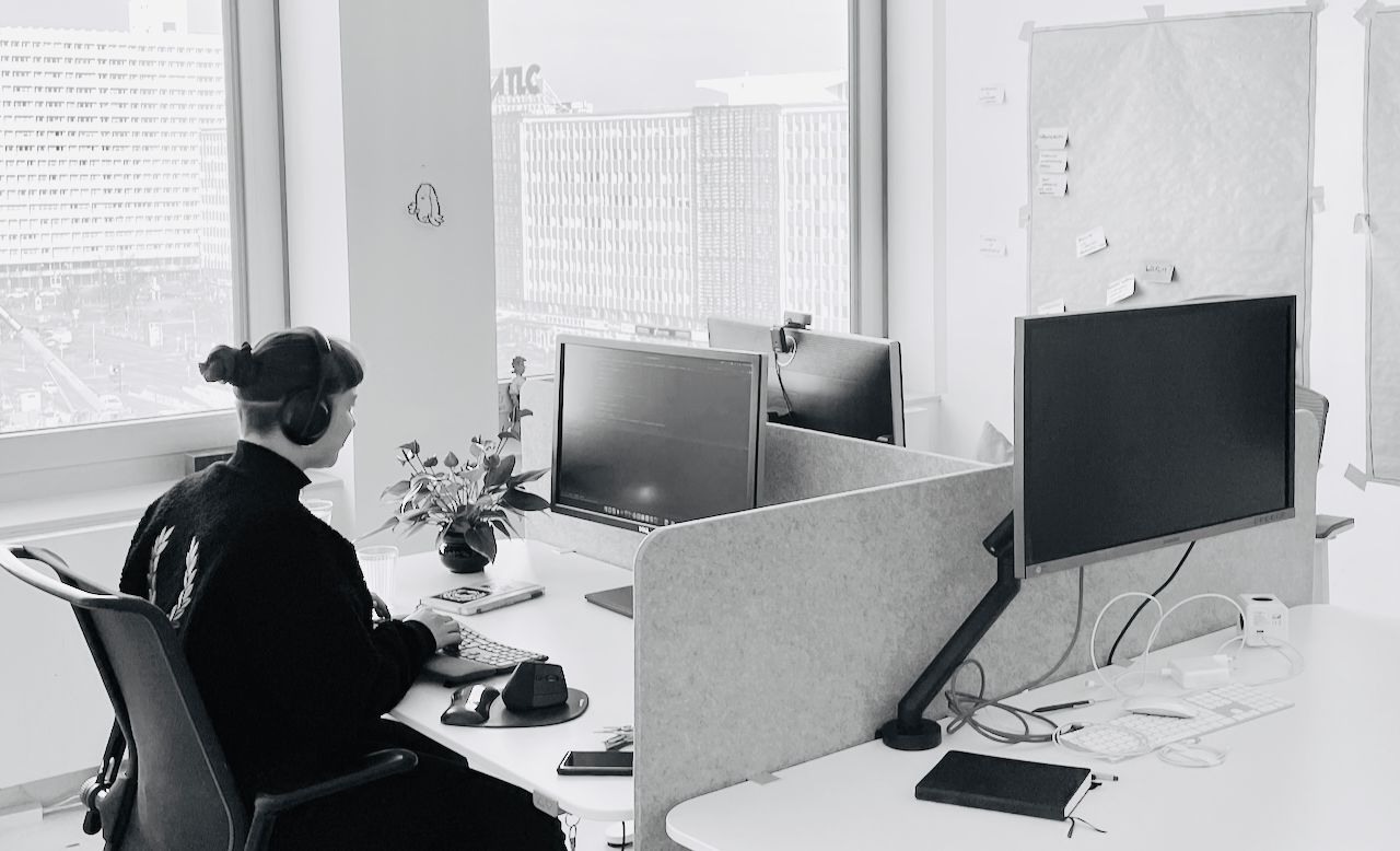 Softwareentwicklerin in Berlin arbeitet an der Weiterentwicklung und dem stabilen Betrieb digitaler Anwendungen