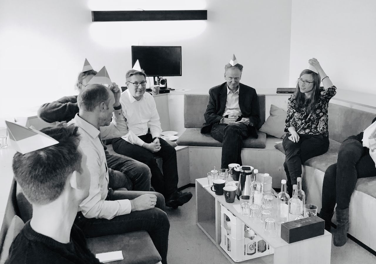 Team arbeitet mit Thinking-Hats-Methode an gemeinsamer Priorisierung digitaler Produktentwicklung