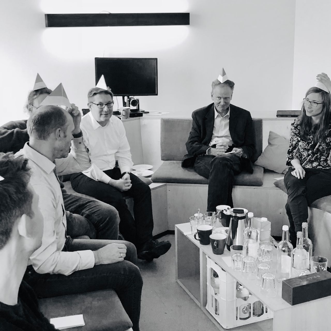 Agile Softwareentwicklung in Hamburg: Entscheidungen gemeinsam gestalten mit mindmatters Team arbeitet mit Thinking-Hats-Methode an gemeinsamer Priorisierung digitaler Produktentwicklung