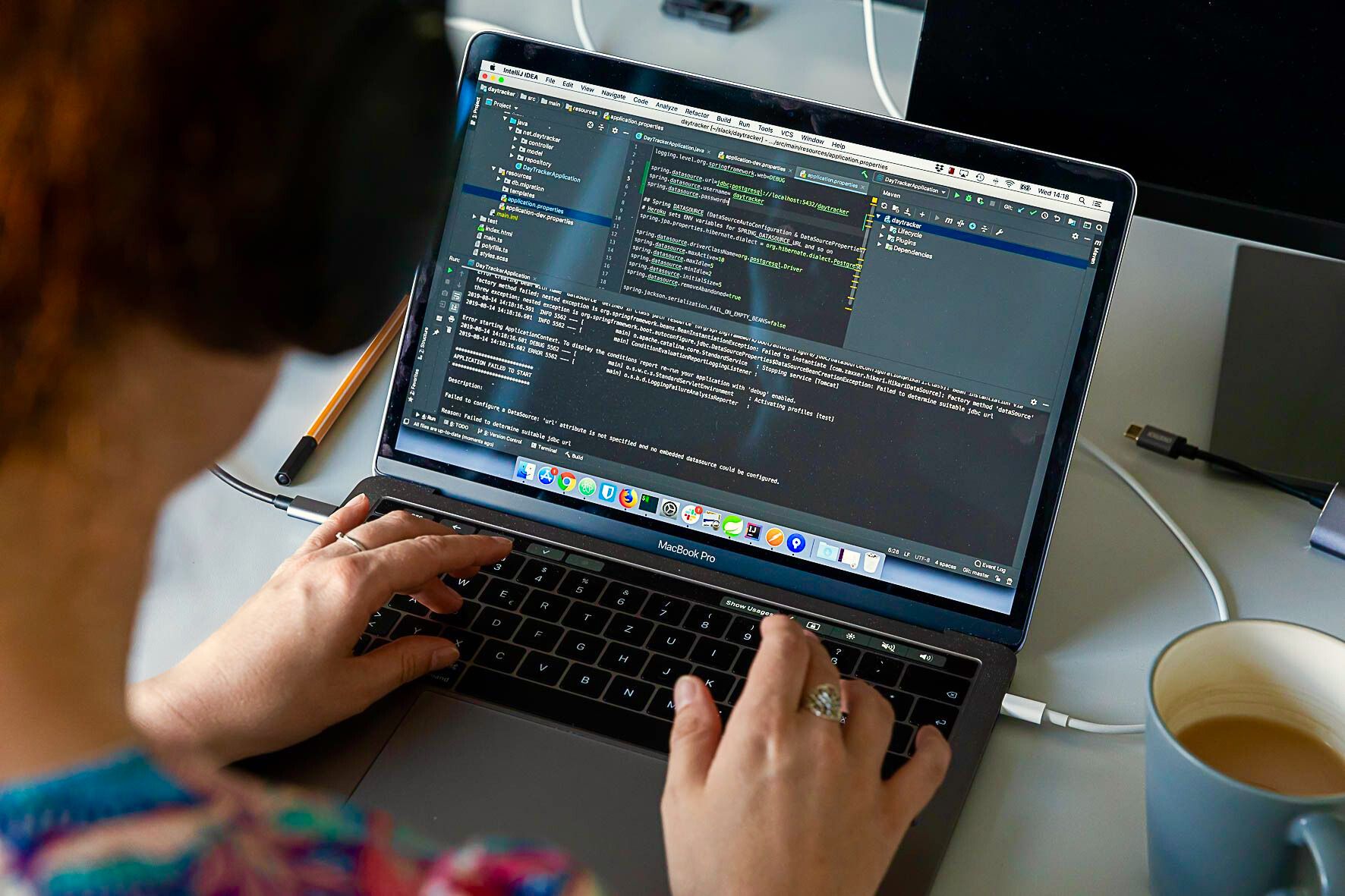 Entwicklerin programmiert gemeinsam mit dem Team eine skalierbare Softwarelösung in Hamburg